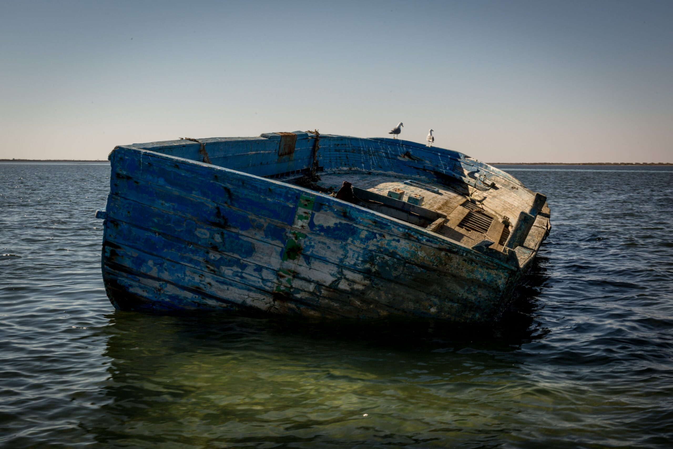 barca malmessa in mezzo a mare